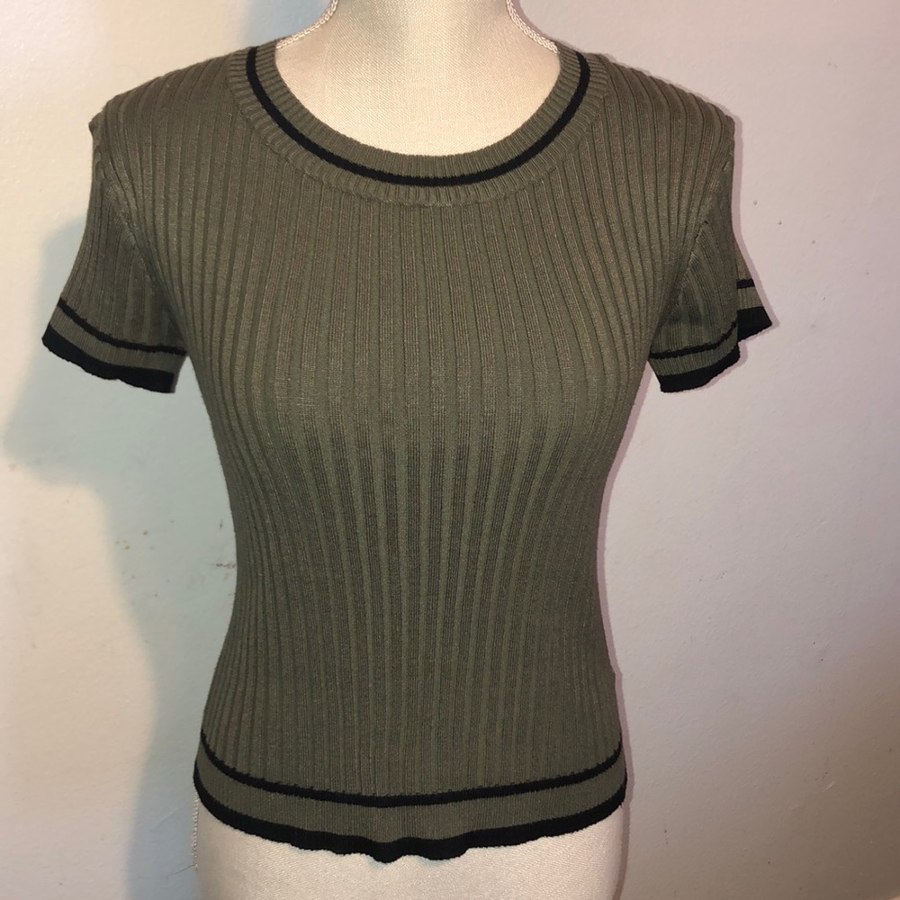 Form fitting short sleeve top